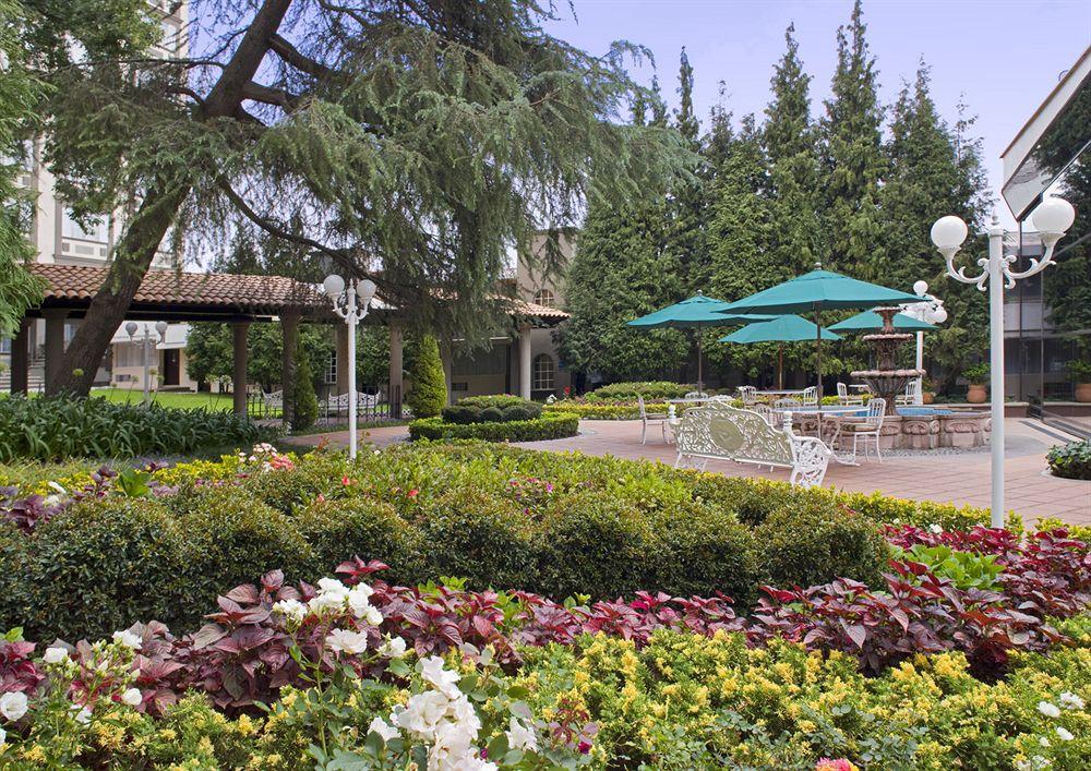 Hotel Krystal Satelite Maria Barbara Tlalnepantla  Zařízení fotografie The courtyard at the San Diego Marriott