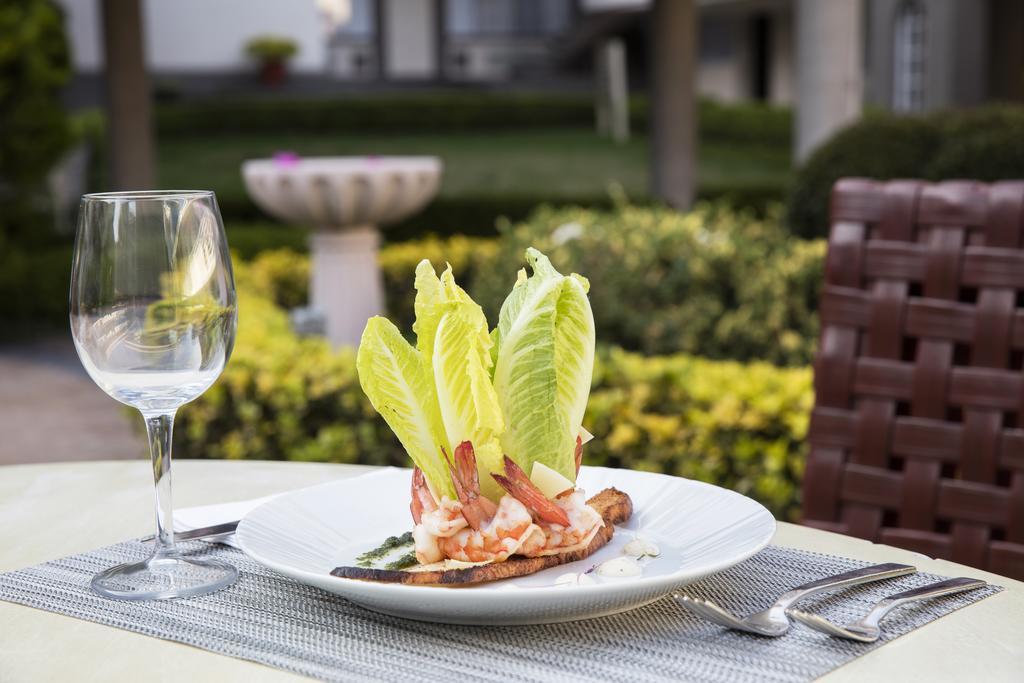Hotel Krystal Satelite Maria Barbara Tlalnepantla  Exteriér fotografie A Caesar salad