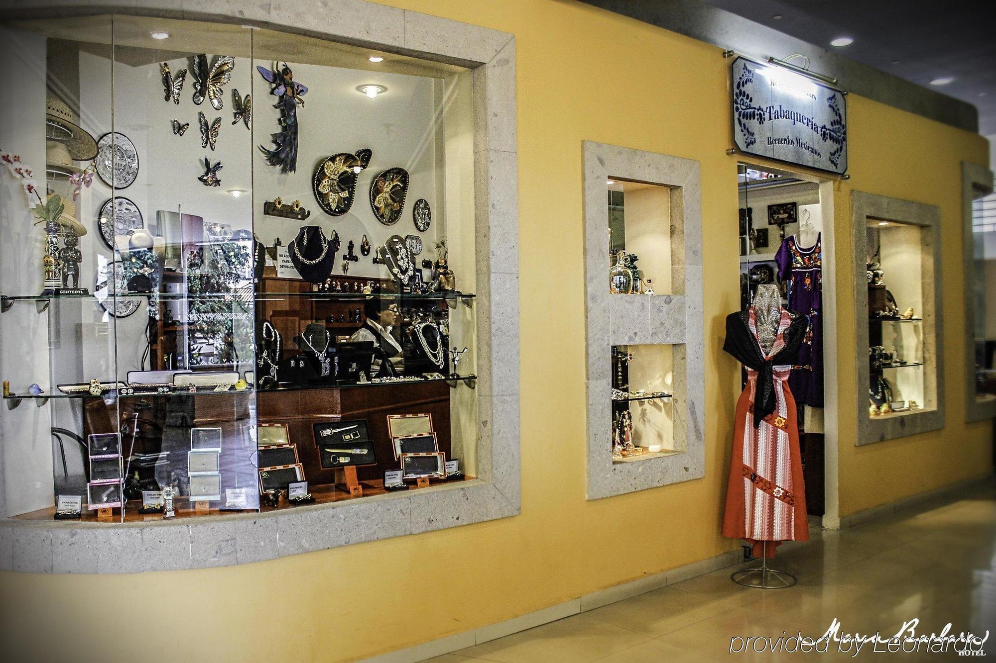 Hotel Krystal Satelite Maria Barbara Tlalnepantla  Exteriér fotografie Souvenir shop at the airport