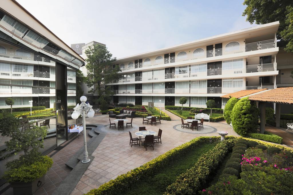 Hotel Krystal Satelite Maria Barbara Tlalnepantla  Exteriér fotografie The hotel's courtyard