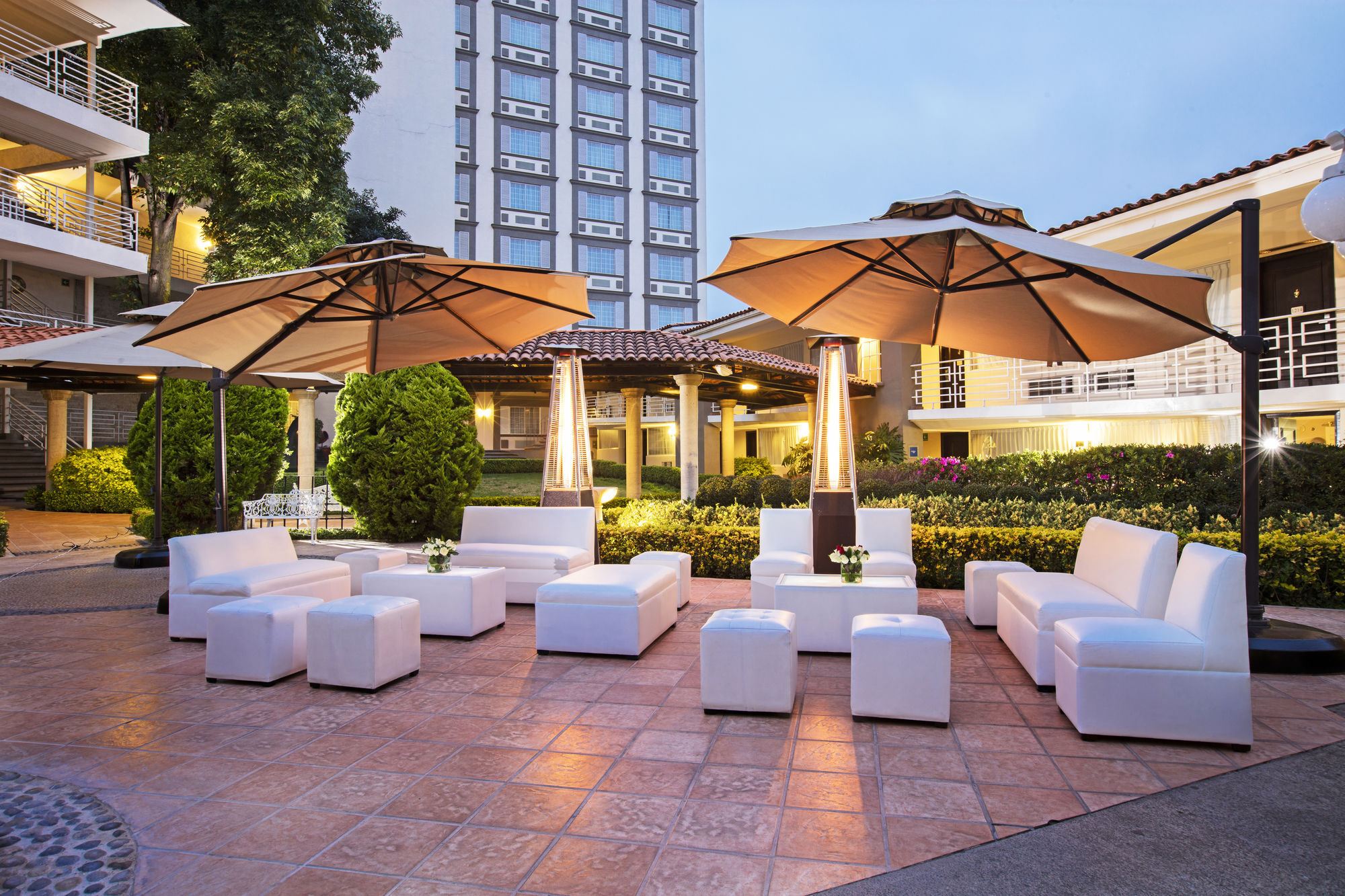 Hotel Krystal Satelite Maria Barbara Tlalnepantla  Exteriér fotografie The hotel's courtyard